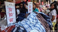 Kepadatan menjelang lebaran Idul Fitri 1440 tersebut dibarengi dengan potongan harga dari para penjual.