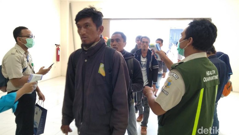 Antisipasi Malaria, Suhu Tubuh Pemudik di Pelabuhan Tanjung Perak Diperiksa Antisipasi Malaria, Suhu Tubuh Pemudik di Pelabuhan Tanjung Perak Diperiksa