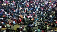 Antrean bahkan terjadi di loket tiket baik roda dua maupun roda empat. Kendaraan yang akan masuk ke area pelabuhan disekat dan dimasukkan ke dalam dermaga secara bergantian.