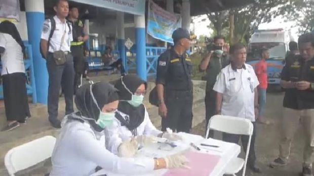  BNNP Sultra juga tampak melakukan tes urine kepada sopir dan kenek. 