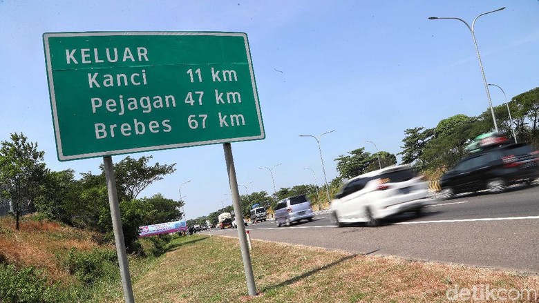 Berpacu Menuju Kampung Halaman di Tol Palikanci Para pemudik mulai memasuki Jalan Tol Palimanan-Kanci atau Jalan Tol Palikanci. Mereka akan berlebaran di kampung halaman.