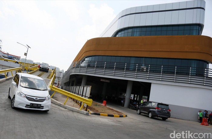 Kepadatan Pemudik di Dermaga Eksekutif Pelabuhan Merak Antrean di dermaga eksekutif Pelabuhan Merak mengular sejak pagi. Butuh hampir 3 jam untuk dapat masuk ke dalam kapal.