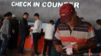 Seorang warga mengecek tiket keretanya.