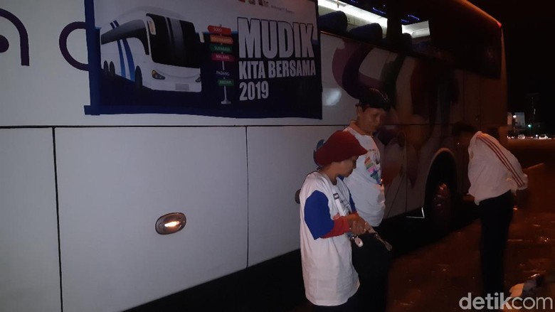 Mudik Lebaran, Bus Jakarta-Yogya Tempuh 13 Jam Perjalanan Mudik Lebaran, Bus Jakarta-Yogya Tempuh 13 Jam Perjalanan