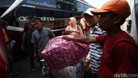 Penumpang menunggu bus yang akan membawanya ke kampung halaman.