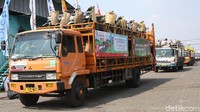 Sebanyak 1.120 unit motor Honda diberangkatkan dengan truk.