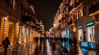 Niazmi Street, spot jalan favorit turis di Baku yang penuh deretan toko perbelanjaan, kafe dan restoran (iStock)