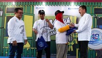 Secara simbolis para peserta mudik bareng BUMN itu menerima paket bingkisan dari Jamkrindo. Foto: dok. Jamkrindo