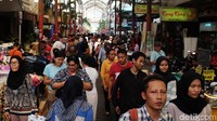 Pengunjung tampak membludak.