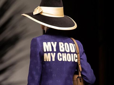 Protes UU Anti-aborsi, Gucci Rilis Gaun Bergambar Uterus Wanita