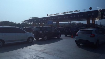 Potret Antrean Kendaraan Pemudik di GT Cikampek Utama