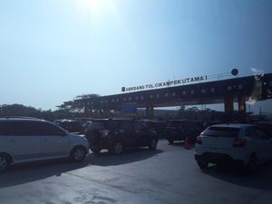 Potret Antrean Kendaraan Pemudik di GT Cikampek Utama