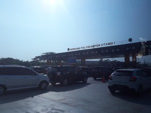 Macet Arah Jakarta, Antrean Kendaraan di GT Cikampek Utama 2 Km