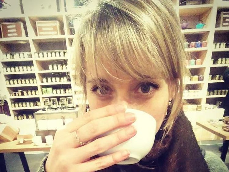 Sebelum Berakhir di Sekte Seks, Bintang Serial Allison Mack Juga  Penggemar Kopi