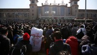 Kepadatan pemudik sampai ke area luar Beijing Railway Station. (Foto/REUTERS)