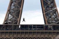 Menara Eiffel Lagi Buka Flying Fox Paling Menegangkan!