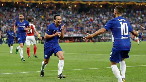 Pedro mencetak gol kedua Chelsea ke gawang Arsenal. (