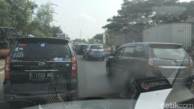 Macet di Gerbang Tol Merak