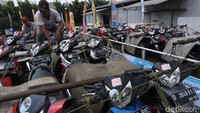 Petugas menata sepeda motor sebelum diberangkatkan.