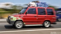 Mereka membawa berbagai barang di atas mobil.
