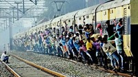 Stasiun Anand Vihar di Kota Delhi bahkan dipadati 80.000 penumpang per hari selama Diwali. Penumpangnya sampai menggelantung di bagian luar badan kereta! (Foto/Indian Express)