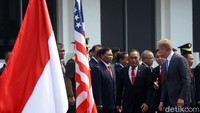 Pertemuan ini juga membahas peningkatan kerja sama di bidang industri pertahanan, di antaranya melalui program perdagangan dan pengalihan senjata (defence trade and arms transfers).