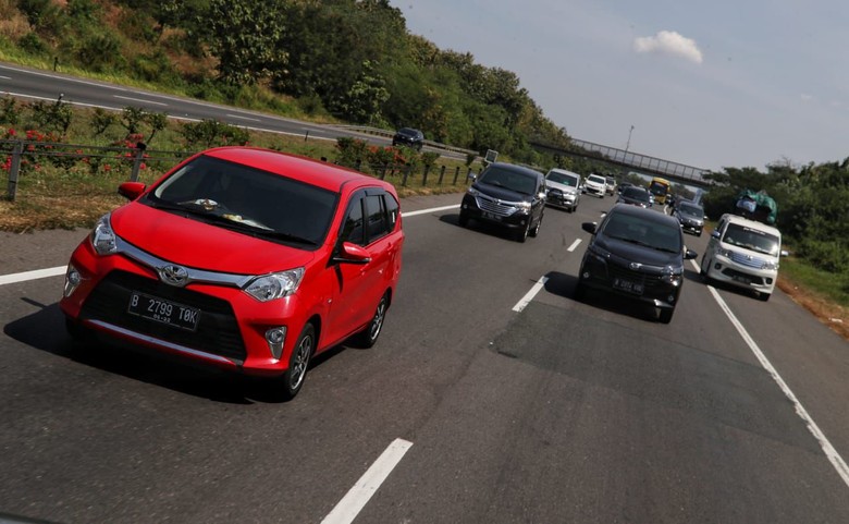 Mobil kecil mulai padati Tol Palikanci. Foto: Pradita Utama Mobil kecil mulai padati Tol Palikanci. Foto: Pradita Utama