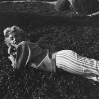 Marilyn Monroe harus hidup bersama orangtua asuh, di mana anak adopsi lainnya tinggal. Ia menghabiskan tujuh tahun pertama sejak kelahirannya tanpa sosok ibu karena keterbatasan biaya. Foto: Getty Images