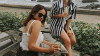 Liburan di pantai. Ia terlihat menikmati minuman segar bersama sahabat. Seru ya Foto: Instagram@jscmila