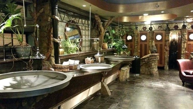 Varsity Theater di Minneapolis juga memiliki toilet yang pernah mendapatkan predikat kamar mandi terbaik di 2013. Dekorasinya membuat pengunjung seolah masuk ke dunia lain, seperti yang ada di film Indiana Jones atau Harry Potter. Foto: ist