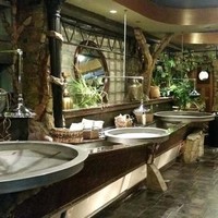 Varsity Theater di Minneapolis juga memiliki toilet yang pernah mendapatkan predikat kamar mandi terbaik di 2013. Dekorasinya membuat pengunjung seolah masuk ke dunia lain, seperti yang ada di film Indiana Jones atau Harry Potter. Foto: ist