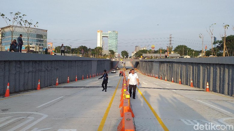 Risma Resmikan Underpass Pertama di Surabaya Risma Resmikan Underpass Pertama di Surabaya