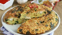 Wah, omelet mi yang satu ini versi padat dan mantap. Diracik dengan isian wortel plus daging ayam cincang. Nyam nyamm! Foto: Instagram irmadesmayanti