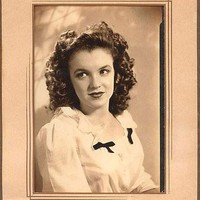 Marilyn Monroe menjalani kehidupan yang keras sejak kecil. Keberadaan ayahnya tidak diketahui, ibunya pun harus masuk rehabilitasi yang membuat aktris populer di era 50-an ini hidup terlunta-lunta. Foto: Getty Images