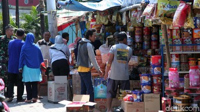 Pasar Kue di Ciracas Diserbu Pembeli Jelang Lebaran