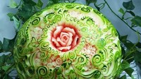 Ukiran buah menggunakan semangka memang sudah biasa tapi lihat karya yang satu ini. Kira-kira butuh wakktu berapa lama untuk membuatnya tampil sempurna seperti ini ya? Foto: instagram @yumiko_shiraki