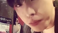 Coba tebak apa yang dimakan Hyo Seop kali ini? Eits, salah! Itu adalah telur rebus. Foto: Instagram imhyoseop