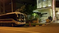 Tahun ini ada bus antar-jemput dari dan ke beberapa titik pemukiman, sehingga jamaah tidak perlu repot mengambil bus umum di malam hari sepulang tarawih dan witir. (Bening Tirta Muhammad/Istimewa)