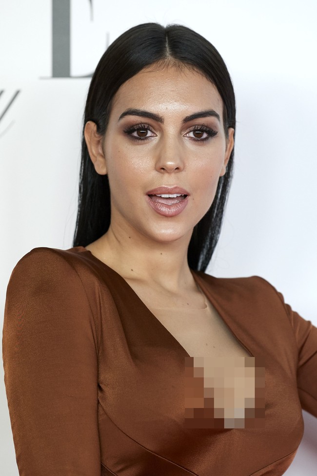 Tidak ketinggalan, sepasang heels bernuansa keemasan untuk menopang kaki jenjang Goergina. Ini adalah penampilan terbaru Georgina setelah sebelumnya muncul di karpet merah Cannes Film Festival 2019. Foto: Getty Images