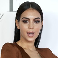 Tidak ketinggalan, sepasang heels bernuansa keemasan untuk menopang kaki jenjang Goergina. Ini adalah penampilan terbaru Georgina setelah sebelumnya muncul di karpet merah Cannes Film Festival 2019. Foto: Getty Images