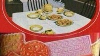 Meja makan yang biasanya selalu dipenuhi oleh sang ibu dan kedua anaknya, sekarang sepi. Rupanya orang-orangnya sedang teraweh! Foto: Istimewa