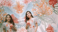 Selain kopi, Jessica juga gemar menikmati minuman sehat. Salah satunya jus buah strawberry yang serasi dengan pakaian yang ia kenakan. Foto: Instagram@jscmila