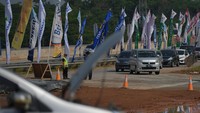 PT Jasa Marga (Persero) Tbk menyiapkan 66 rest area di koridor Tol Trans Jawa saat arus mudik dan balik Lebaran 2019. Sejumlah kendaraan tampak memasuki rest area km 379A, Batang, Jawa Tengah.