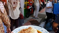 Kupat tahu berkuah bening cokelat tersaji hangat. Tahu dan ketupat berkolaborasi nikmat dengan sensasi pedas, gurih dan manis. Foto: Instagram@myfunfoodjournal