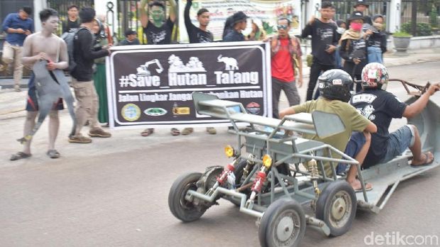 Protes Pembangunan Jalan Lingkar di Riau, Aktivis Gelar Aksi Teatrikal