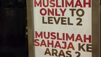 Papan petunjuk ke ruang jamaah perempuan. Masjid Maarof bisa dibilang dikelola bersama oleh komunitas Melayu dan Bangladesh di Singapura. (Bening Tirta Muhammad/Istimewa)