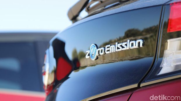 Logo Zero Emission di bagian belakang mobil