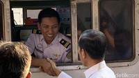 Masinis di Stasiun Senen/Foto: Presiden Jokowi cek arus mudik di Stasiun Senen. (Jordan-detikcom)