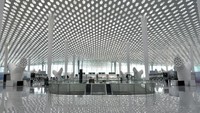 Terakhir, ada Bandara Internasional Baoan Shenzen, China. Bandara yang resmi beroperasi pada akhir 2013 silam dirancang oleh firma asal Italia, Massimiliano & Doriana Fuksas. Desain yang futuristik pada bandara ini membuat para penumpang yang menginjakan kaki di bandara ini terpukau. Tahu nggak, dibutuhkan dana hingga Rp 128 miliar lho untuk membangun bandara ini. Dok. www.archdaily.com.