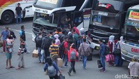 Satu per satu penumpang mulai memasuki bus.